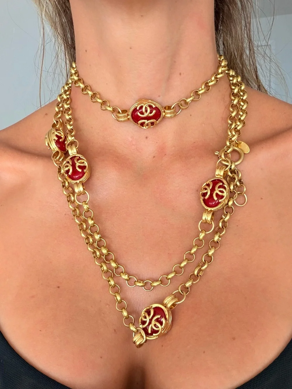 ❤️CHANEL Gold-Tone Multilayered Necklace with Red Glass Medallions✨